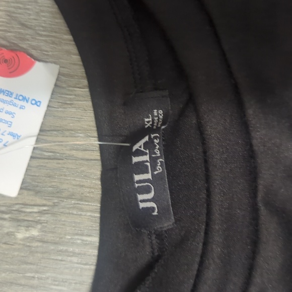 Julia by Love J Hi/Lo Split T-shirt - Picture 2 of 4